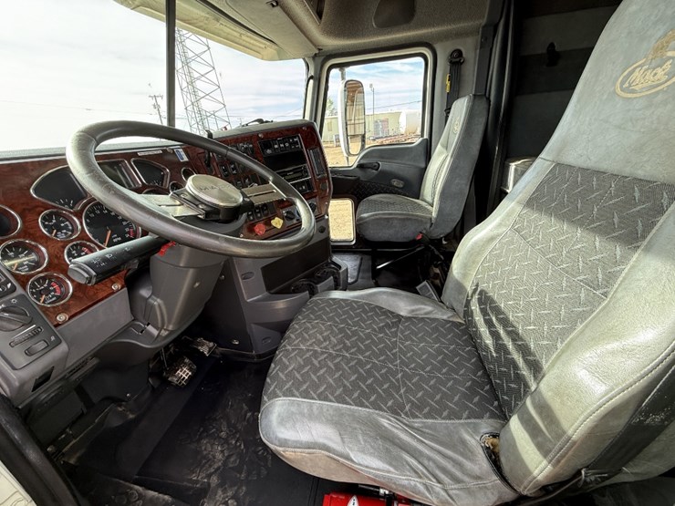 2015-mack-pinnacle-cxu613-image-14