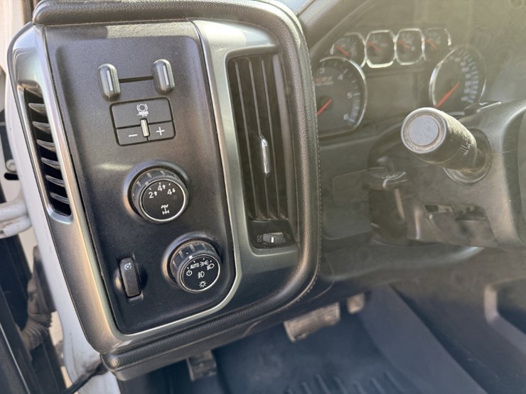 2015-chevrolet-silverado-2500hd-image-15