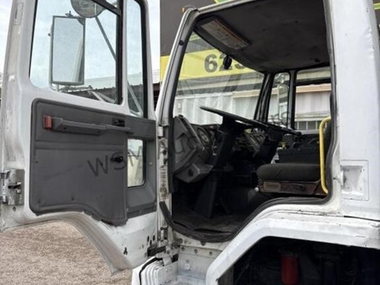 2001-freightliner-fc70-image-48