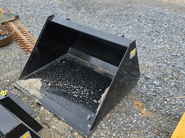 new-jmr-36"-mini-skidloader-bucket-image-3