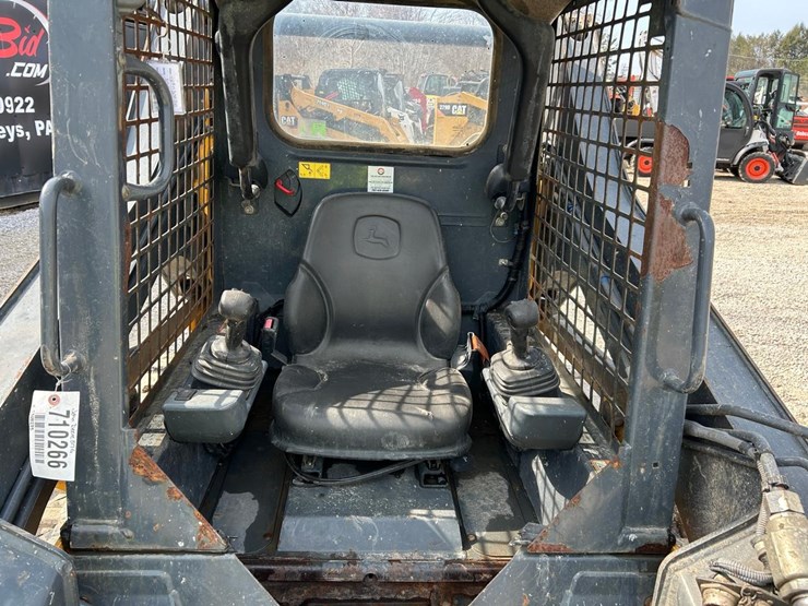 2019-deere-317g-image-12