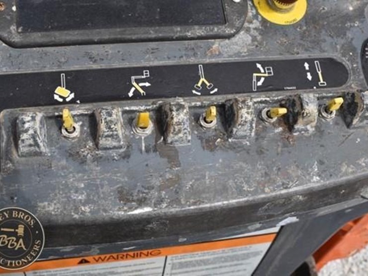 2013-jlg-e300ajp-image-27