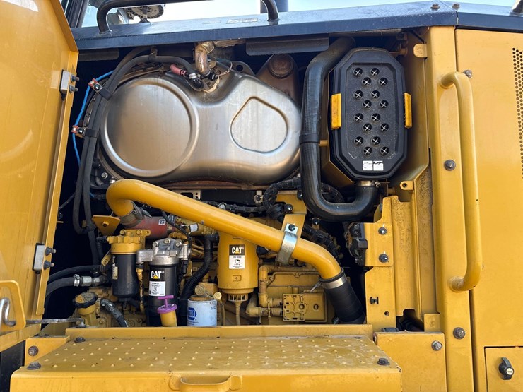 2019-caterpillar-120m-image-17