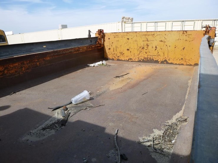 2001-freightliner-fl70-image-31