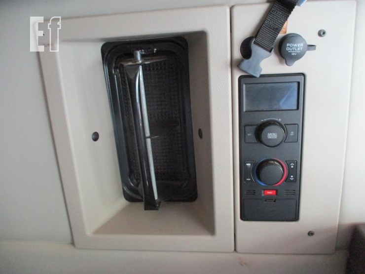 2015-volvo-10-image-10