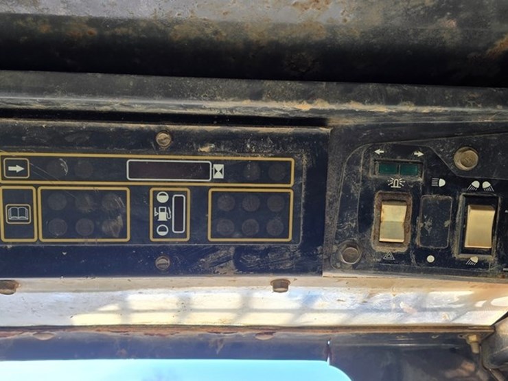 new-holland-ls180-image-38