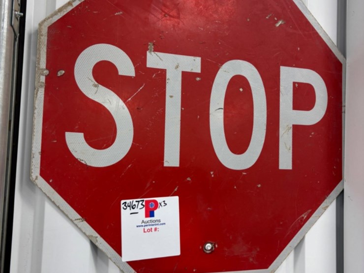 traffic-light-w/-(2)-stop-signs-image-4