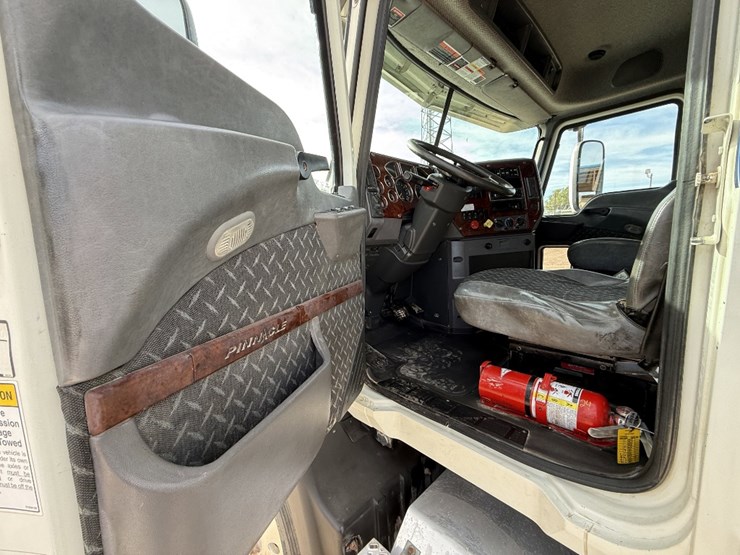 2015-mack-pinnacle-cxu613-image-10