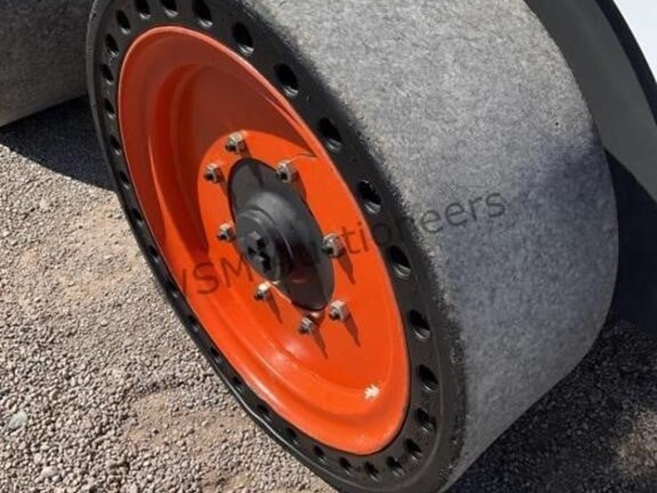 2015-bobcat-s750-image-9