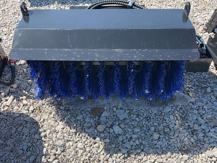 sdlanch-mini-skid-steer-hydraulic-sweeper-image-1