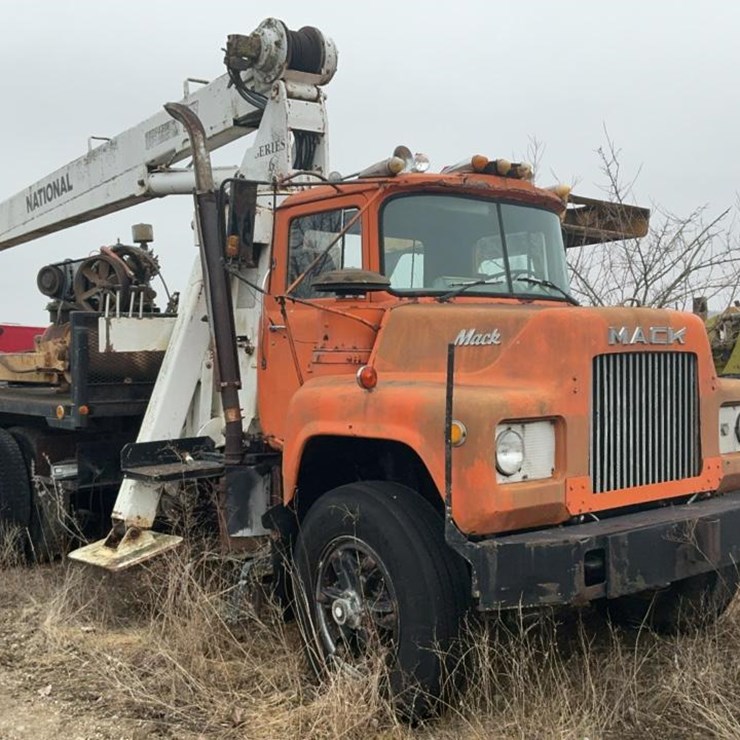 #303 • Mack Crane Truck