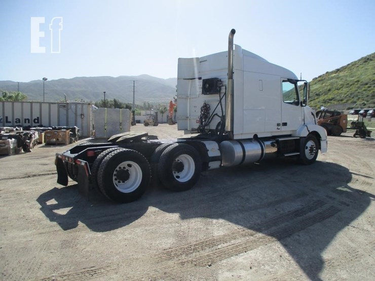 2015-volvo-10-image-3