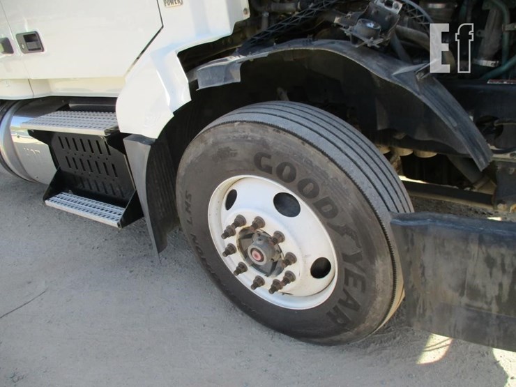 2015-volvo-10-image-25