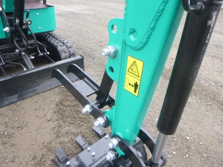 2026-agt-h15r-hydraulic-excavator-image-12