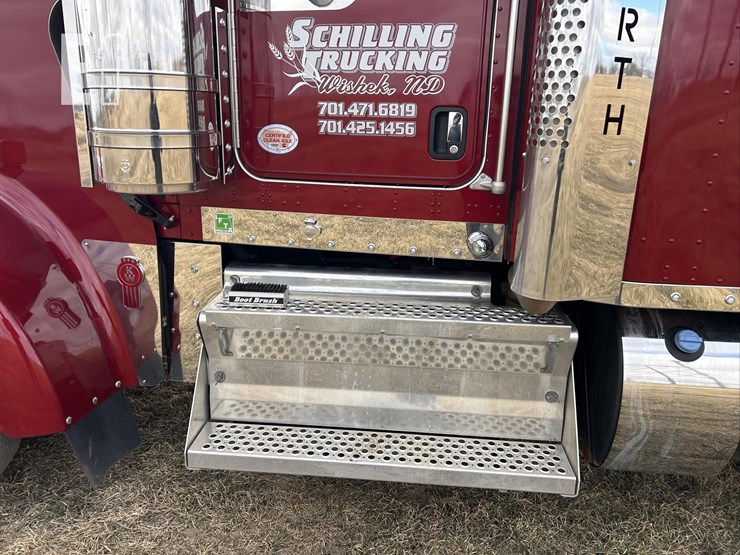 2025-kenworth-w900-image-10