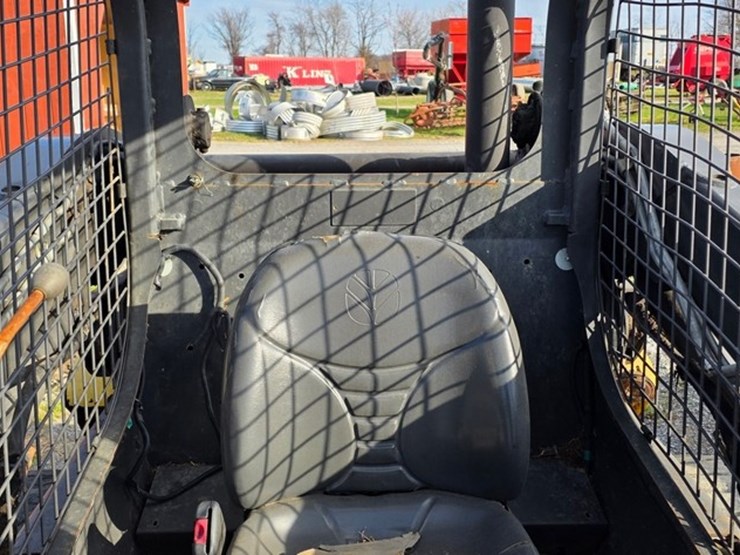 new-holland-l220-image-37