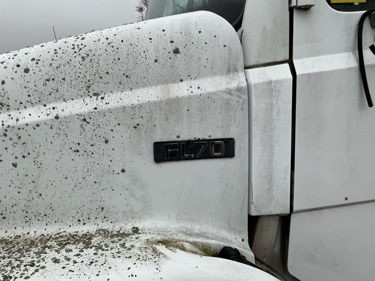 1995-freightliner-fl70-image-12