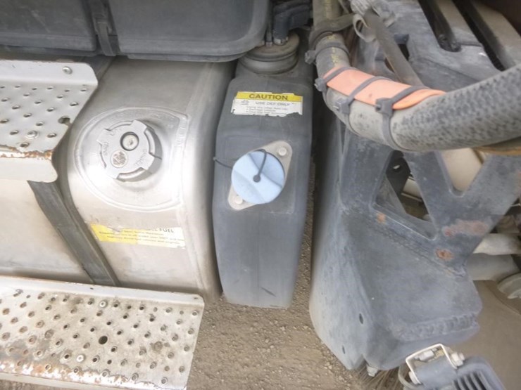 2016-freightliner-m2-106-image-19