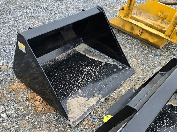 new-jmr-36"-mini-skidloader-bucket-image-4