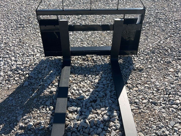 agt-skid-steer-pallet-forks-image-1