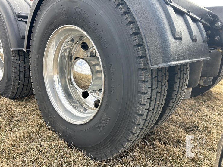 2025-kenworth-w900-image-50