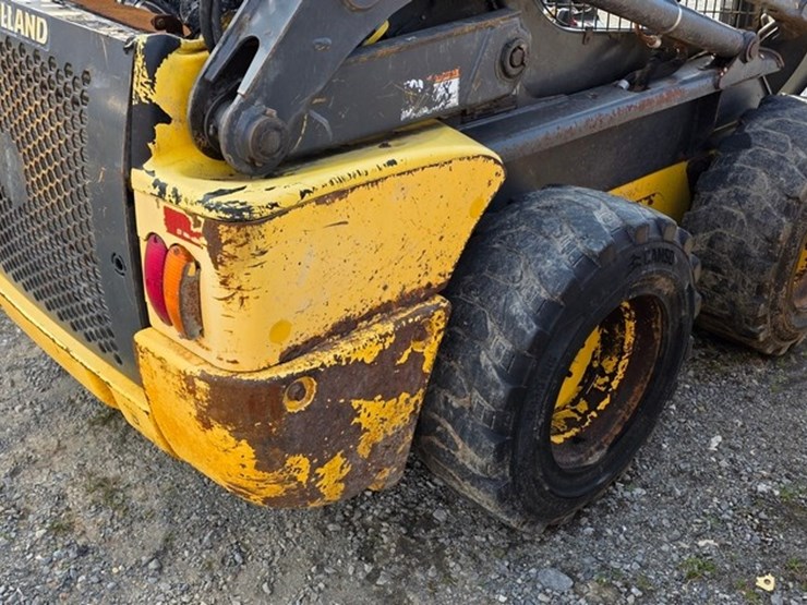 new-holland-l220-image-14