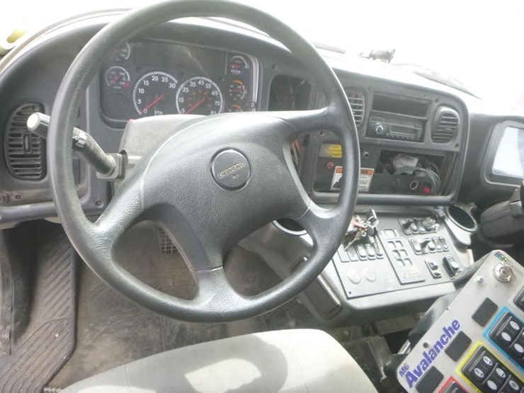 2016-freightliner-m2-106-image-13