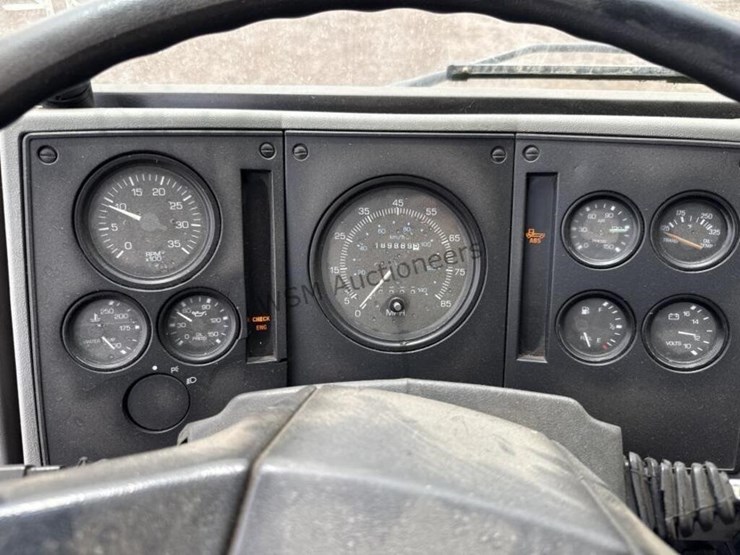 2001-freightliner-fc70-image-38