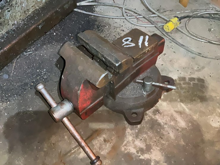 #118-•-bench-vise-image-3