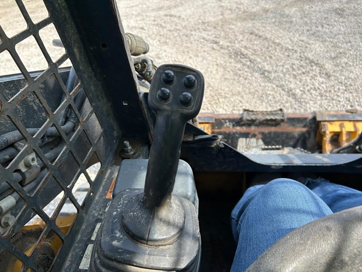 2019-deere-317g-image-24