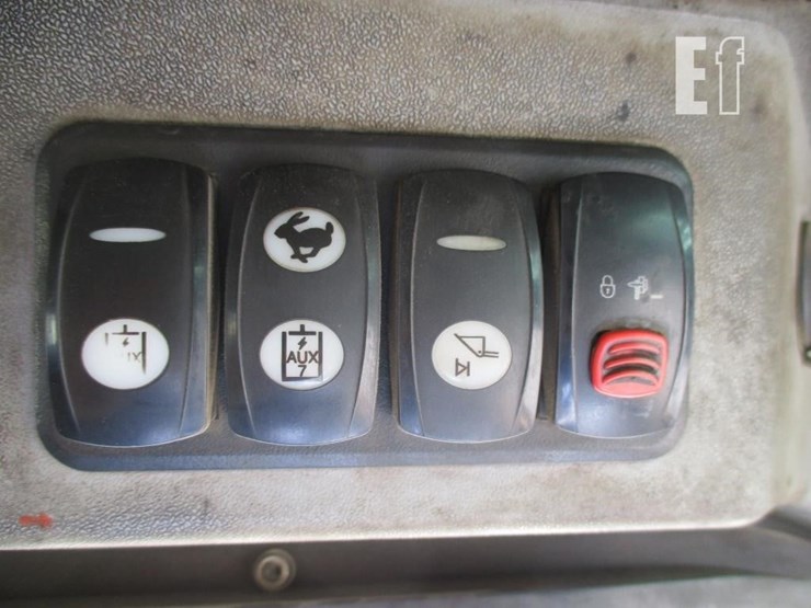 2017-caterpillar-272d2-xhp-image-11