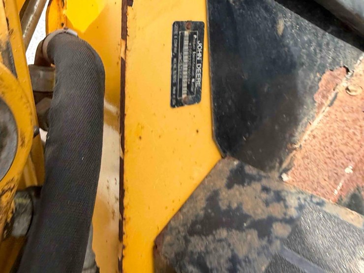 john-deere-332-image-12