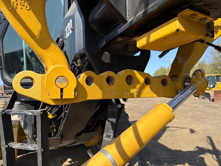 2019-caterpillar-120m-image-9