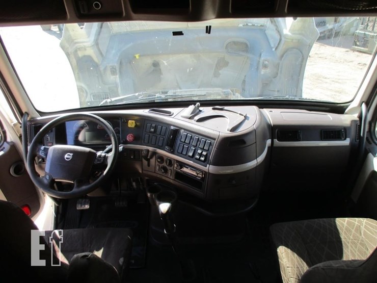 2015-volvo-10-image-12