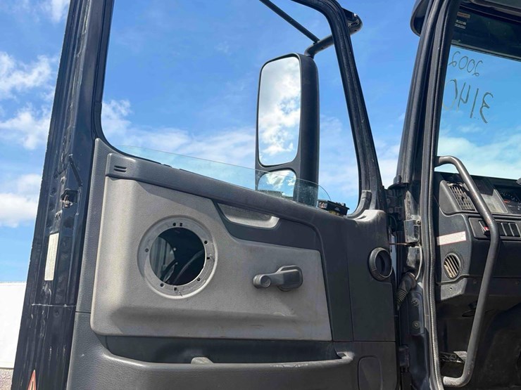 2002-volvo-tandem-axle-road-tractor-image-11