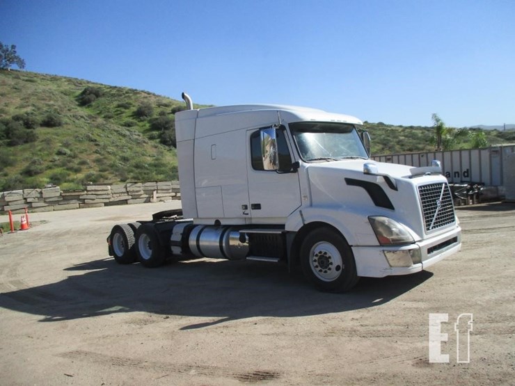 2015-volvo-10-image-2