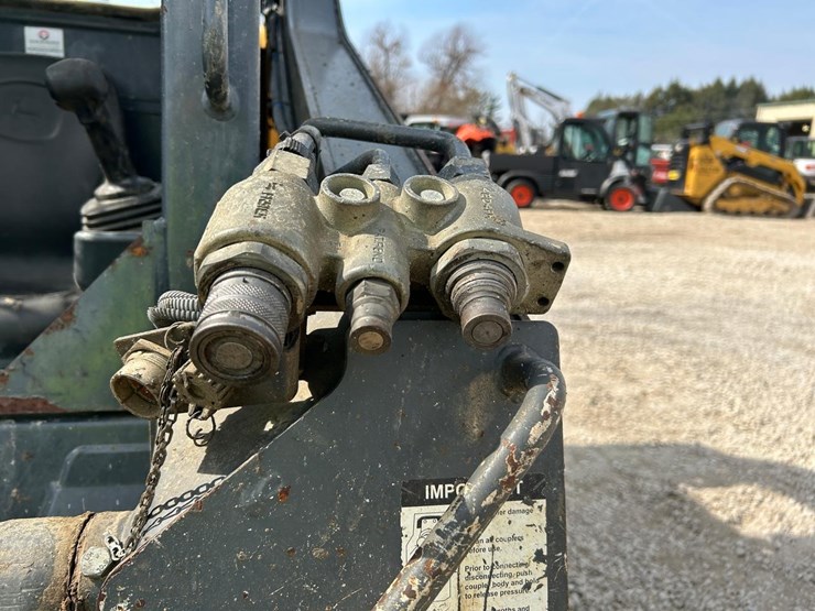 2019-deere-317g-image-11