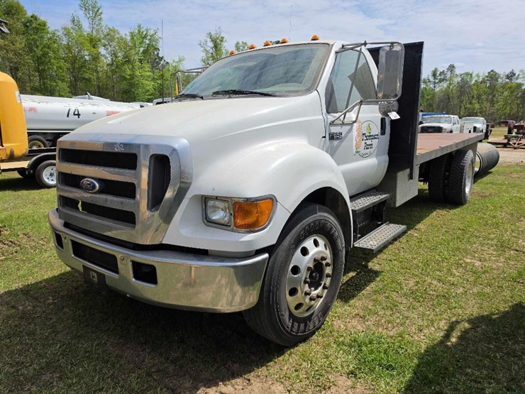 2006-ford-f650-xlt-image-1