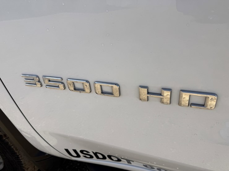 2022-chevrolet-silverado-3500hd-image-10