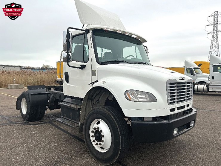 2020-freightliner-m2-image-1