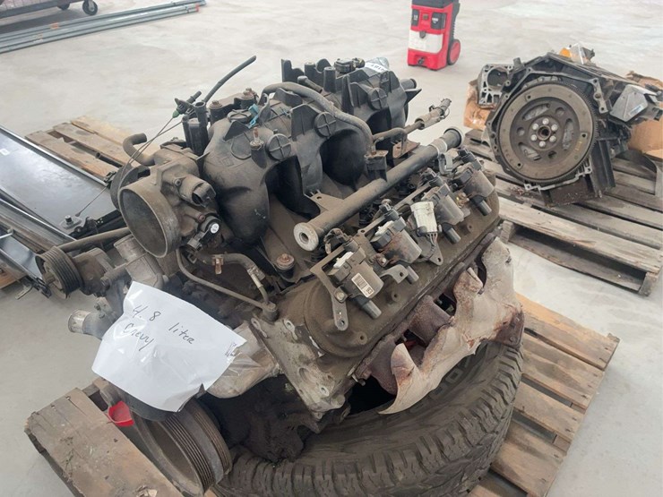 chevrolet-4.8-liter-v8-engine-block-with-intake-and-accessories-image-4
