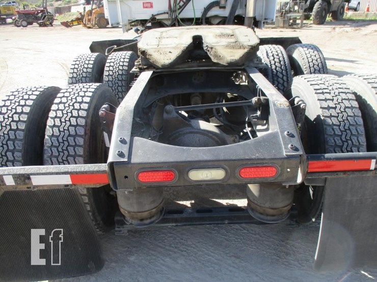 2015-volvo-10-image-24