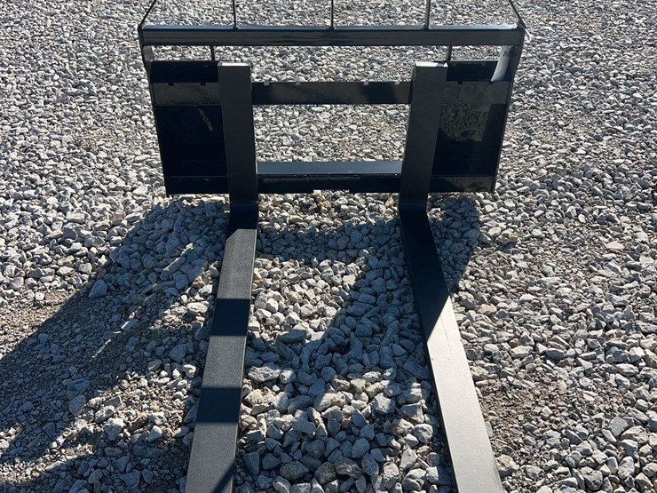 agt-skid-steer-pallet-forks-image-1
