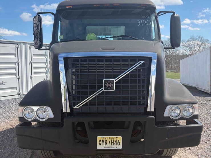 2002-volvo-tandem-axle-road-tractor-image-2