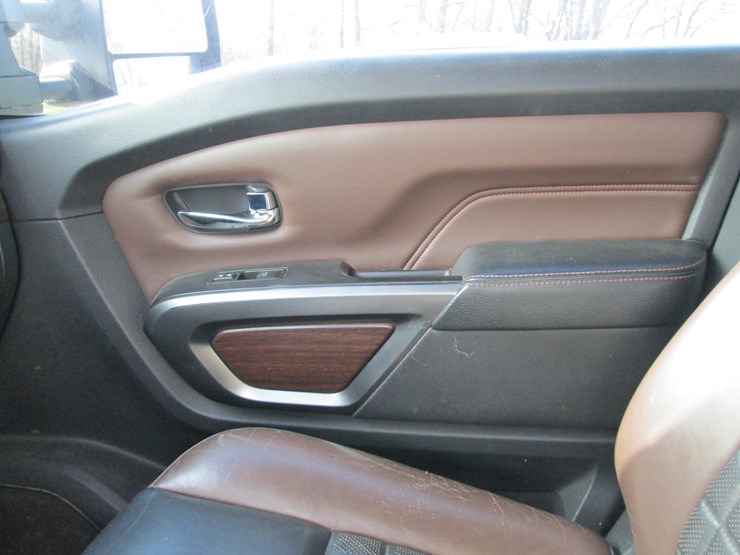 2016-nissan-titan-image-34