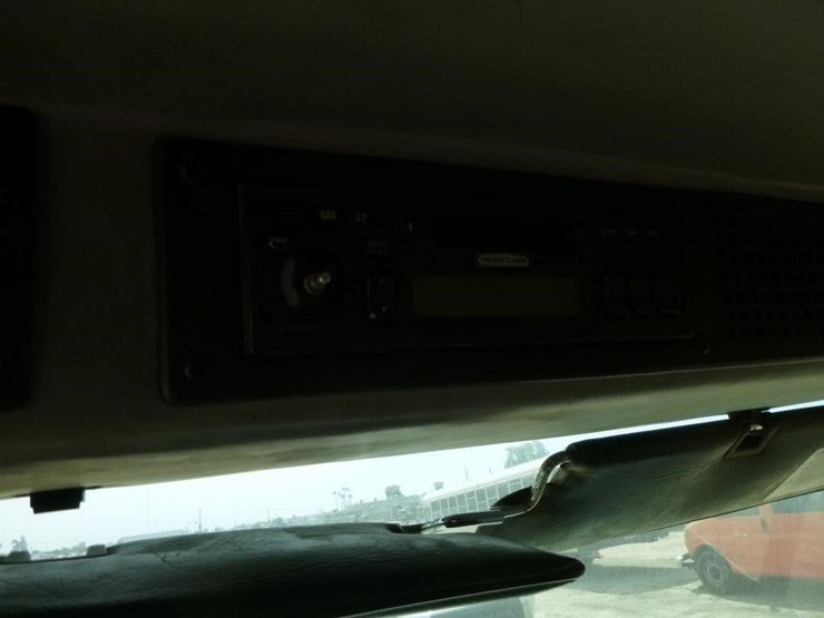 2001-freightliner-fl70-image-15