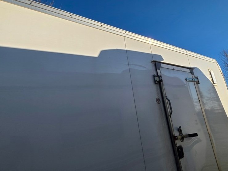 2013-united-trailer-2-axle-20'-box-trailer-(title)-image-24