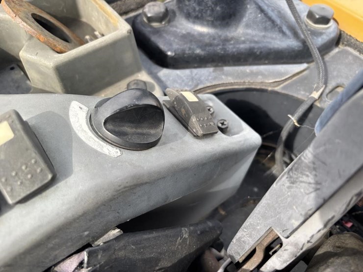 2010-caterpillar-303-image-40