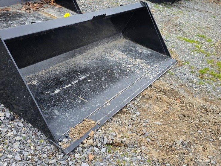 new-swict-72"-skidloader-bucket-image-4