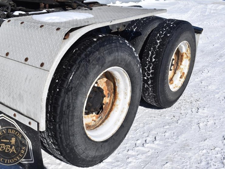 2005-peterbilt-385-image-11